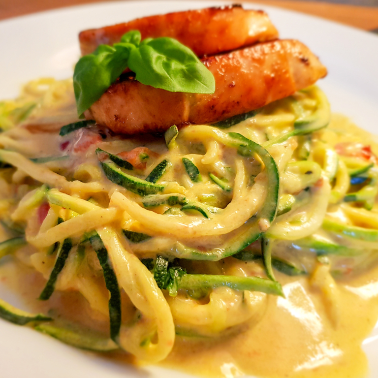 Zucchini-Spaghetti in Currysoße mit Hähnchen - Rezept-Buch Zucchini-Spaghetti in Currysoße mit Hähnchen - Rezept-Buch