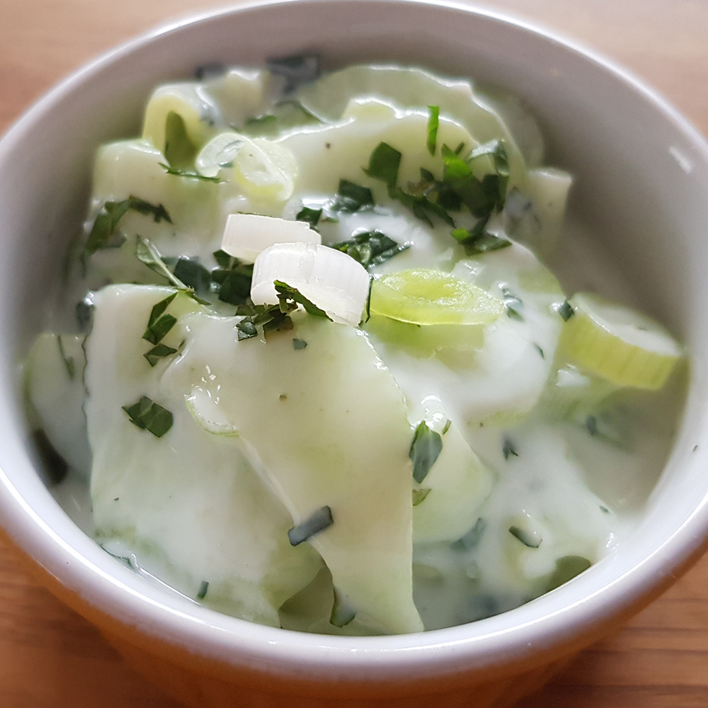 Frischer Gurkensalat mit Joghurt, Minze und Zitrone - Rezept-Buch